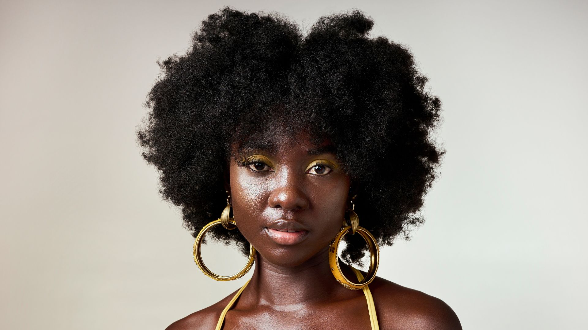 Portrait of a finished, volumised natural afro style